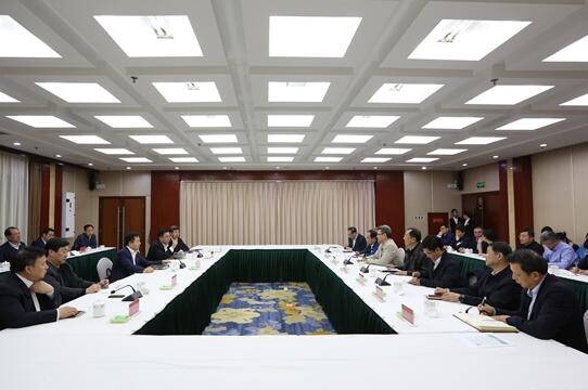 錢智民與保定市委書記黨曉龍、市長郭建英進(jìn)行座談交流
