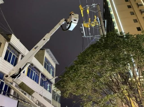 云南電網(wǎng)陸良供電局城區(qū)供電所冬夜搶修，杜絕用電隱患