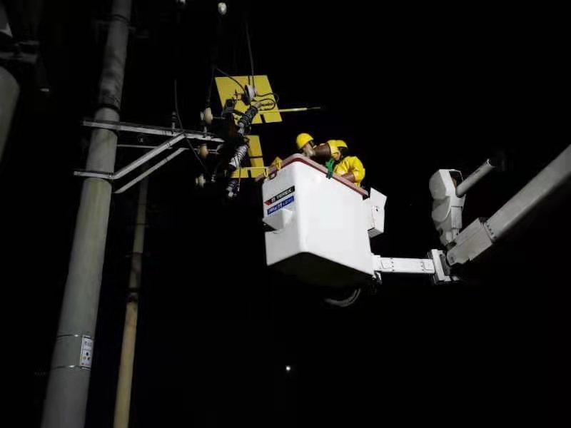烏海電業(yè)局配電帶電作業(yè)中心：堅(jiān)守帶電作業(yè)一線(xiàn) 守護(hù)冬季用電平安
