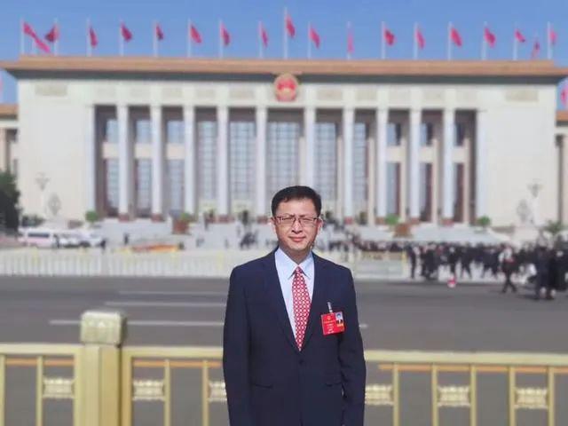 加快推動(dòng)新能源行業(yè) 與人工智能融合創(chuàng)新——訪全國(guó)人大代表、樂(lè)山太陽(yáng)能研究院院長(zhǎng)姜希猛