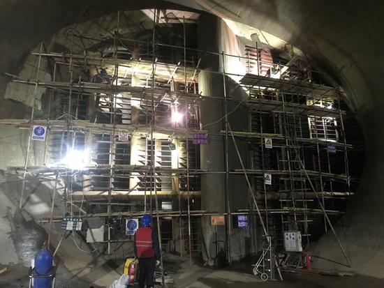 國網(wǎng)劉家峽水電廠7、8號機(jī)組進(jìn)水口攔污柵補焊打磨修復(fù)順利完成