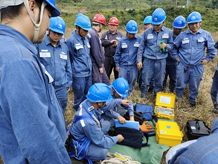 鳳慶供電局開展接地電阻儀、直流試送儀的培訓