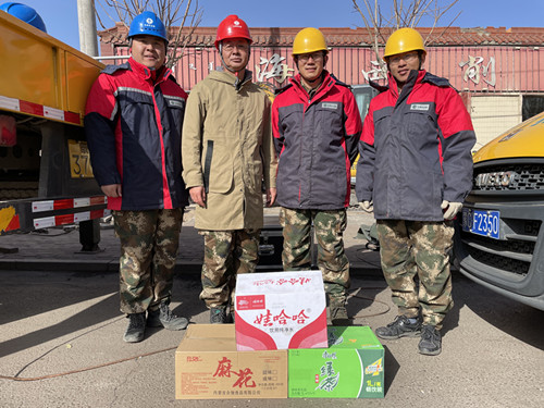 烏海電業(yè)局配電帶電作業(yè)處助力“煤改電”，送溫暖進(jìn)現(xiàn)場(chǎng)