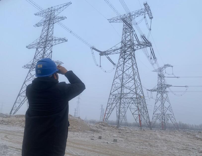 內(nèi)蒙古烏海超高壓供電公司防污除閃，寒冬堅守一線