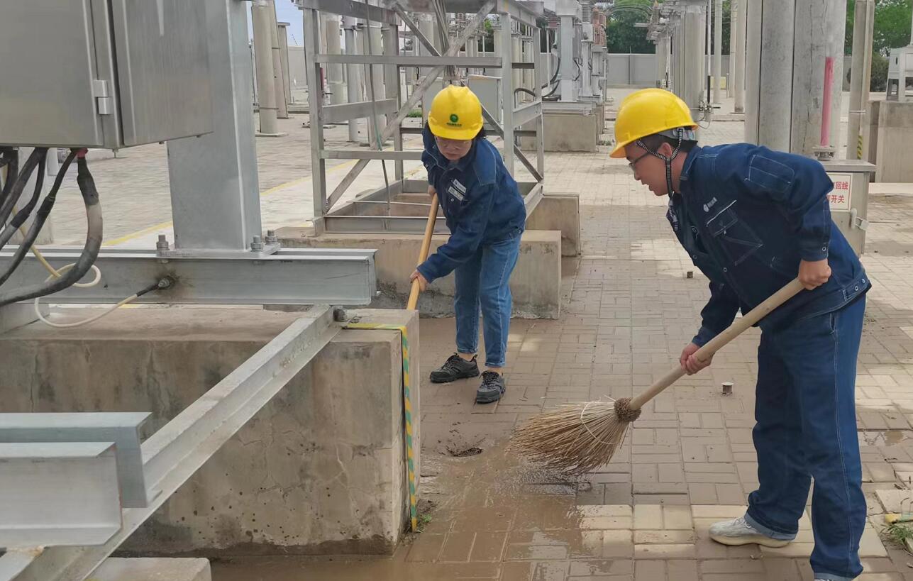 戈壁有雨，阿電人全力出擊保供電