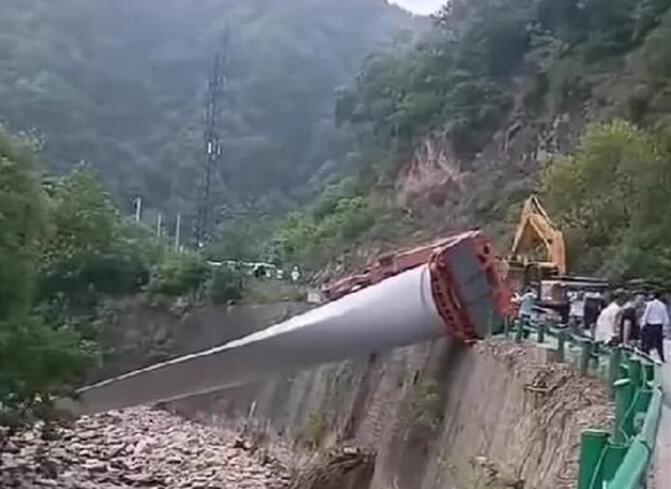 陜西寶雞隴縣：80米風(fēng)電扇葉運(yùn)輸車(chē)歪倒，正救援