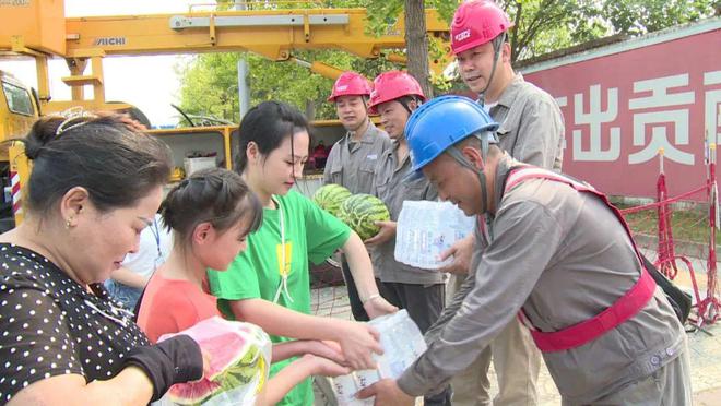 四川什邡：電力工人高溫保電忙，社區(qū)群眾熱情慰問表感謝