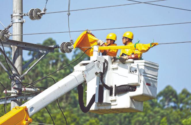 四川廣安：40攝氏度，他們帶電作業(yè)