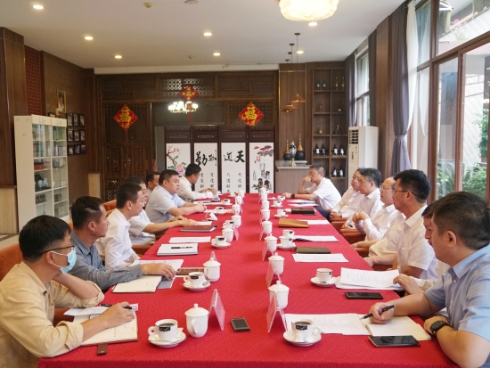 中國電建黨委常委、副總經(jīng)理徐鵬程與海南萬寧市委書記蓋文啟、市長(zhǎng)王三防座談