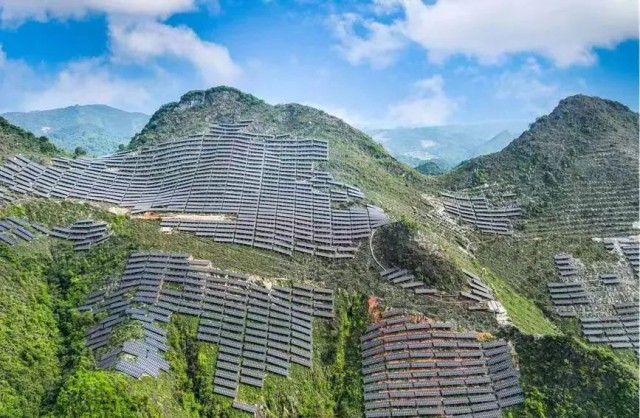 全國(guó)首例！吉電股份“大容量、高坡度”集中式山地光伏項(xiàng)目并網(wǎng)