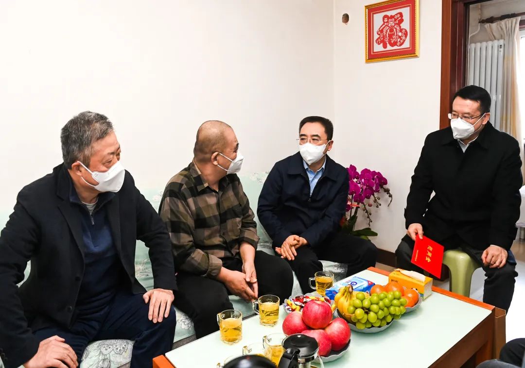 鄒磊、劉明勝走訪慰問退休老領(lǐng)導(dǎo)、勞模遺屬、困難黨員群眾