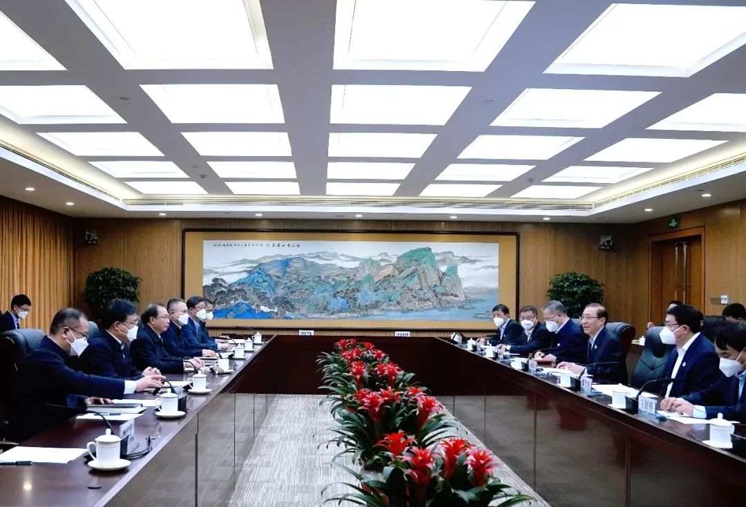 華電集團(tuán)董事長(zhǎng)江毅、總經(jīng)理葉向東與國(guó)家電網(wǎng)董事長(zhǎng)辛保安、總經(jīng)理張智剛舉行會(huì)談