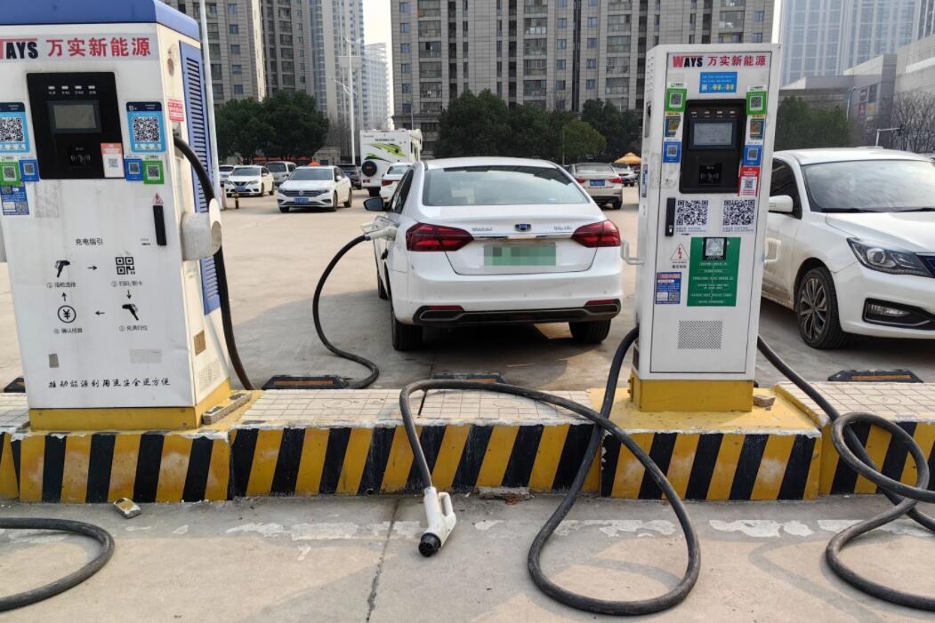 新能源車充電槍被扔積水中，對“城市家電”需多加愛護