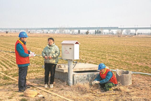 山東省梁山縣：黃河灘區(qū)上，井在地頭，電到井口
