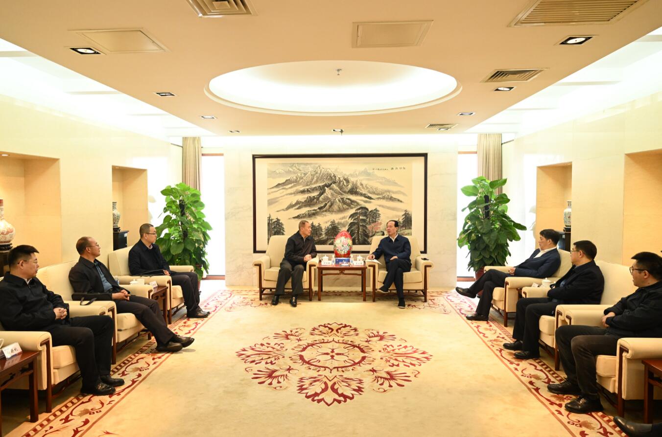 中國(guó)電建黨委書記、董事長(zhǎng)丁焰章會(huì)見(jiàn)內(nèi)蒙古能源集團(tuán)黨委書記、董事長(zhǎng)何雨春
