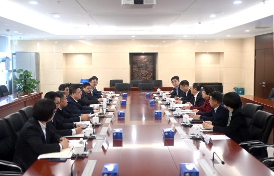 中國電建黨委常委、副總經(jīng)理王小軍與中國華電集團黨組成員、副總經(jīng)理李旭紅會談