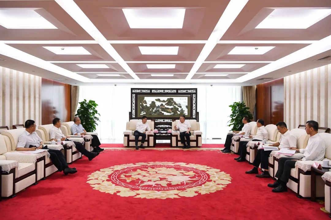 葉向東與甘肅省委常委、副省長(zhǎng)張錦剛舉行會(huì)談
