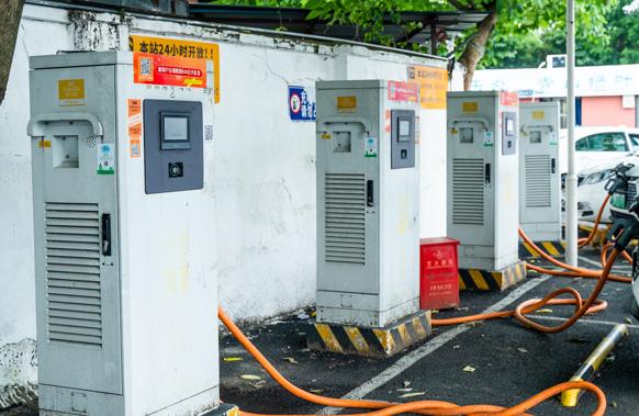 新能源汽車日漸增多，充電樁使用亂象如何管?
