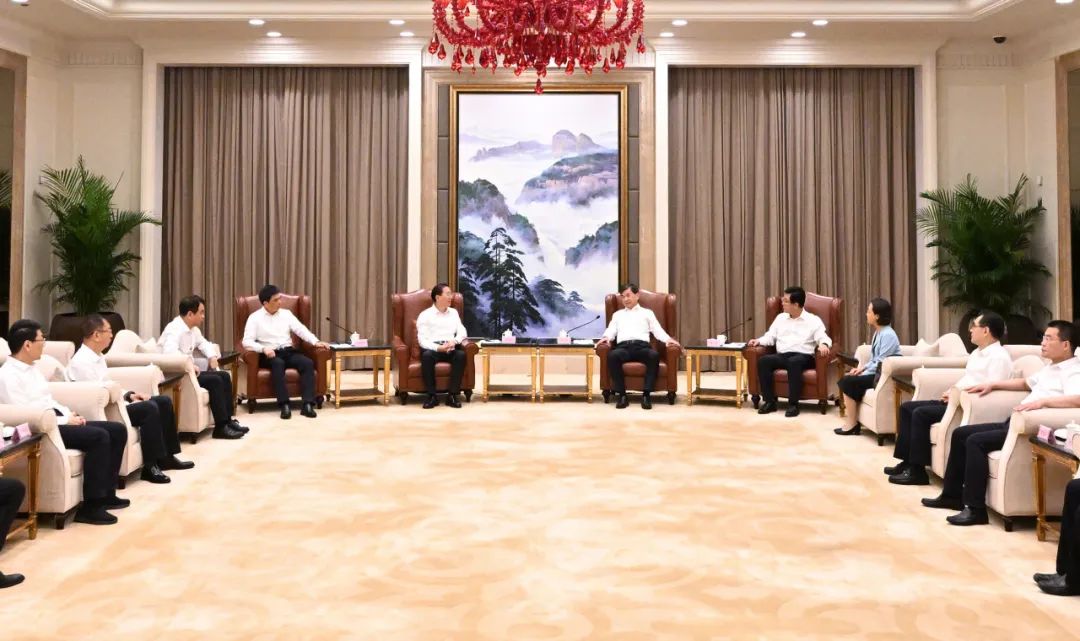 國家電網(wǎng)公司董事長、黨組書辛保安與福建省委書記周祖翼、省長趙龍會談