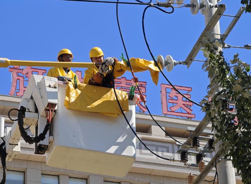阿拉善供電公司迎夏峰帶電消缺，保醫(yī)電“汗”衛(wèi)民生