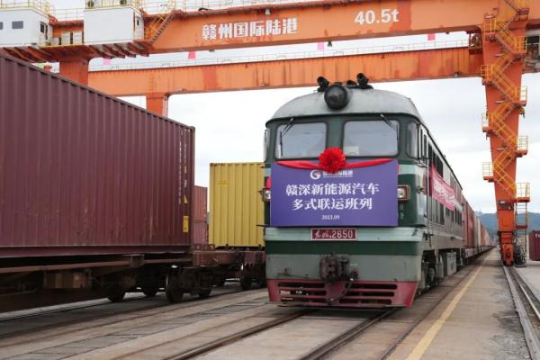 國產(chǎn)新能源汽車，坐火車“出?！?