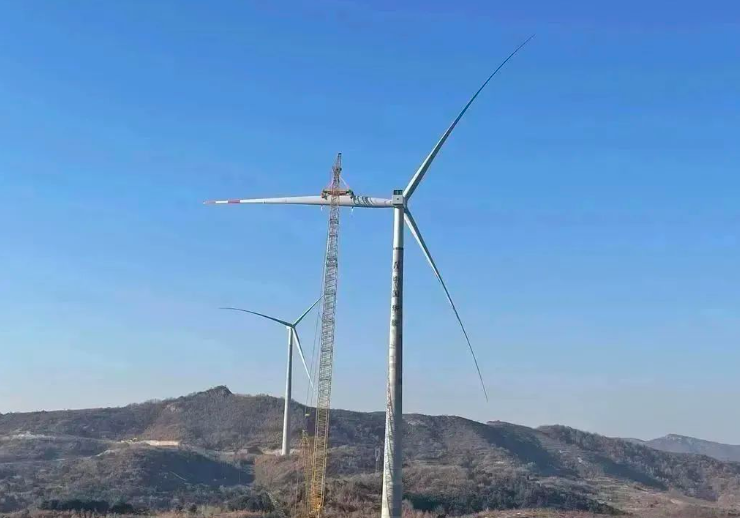 中石化起運(yùn)公司營(yíng)口風(fēng)電項(xiàng)目首臺(tái)混塔圓滿吊裝！