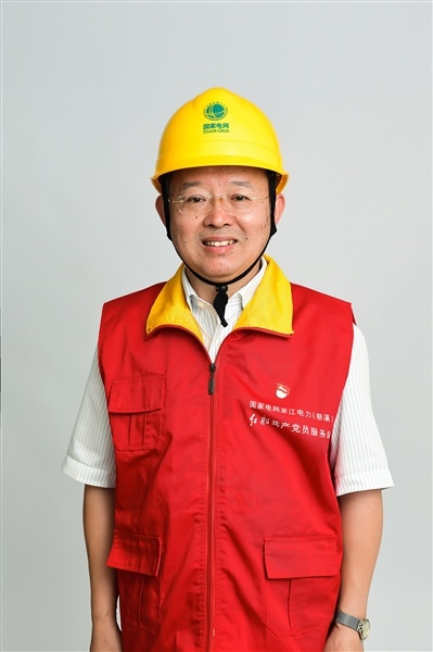 全國(guó)人大代表、國(guó)網(wǎng)浙江慈溪市供電公司客服中心社區(qū)經(jīng)理錢海軍——讓訴訟服務(wù)之光照亮千家萬戶