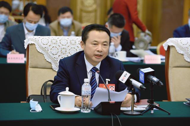 【兩會好聲音】全國人大代表、天能控股董事長張?zhí)烊危和苿印犊稍偕茉捶ā沸抻?，保障國家能源安? /></a></div>
				<div   id=