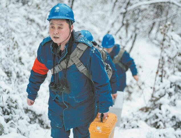 【國(guó)網(wǎng)楷?！恐芗t亮：巡行秦嶺深處 守護(hù)線路安全