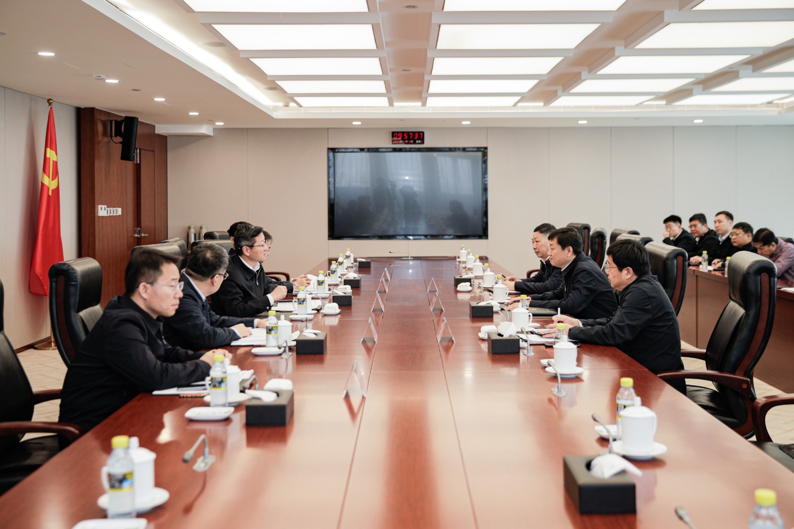 國家能源集團總經(jīng)理、黨組副書記余兵會見衡水市委副書記、市長董曉航