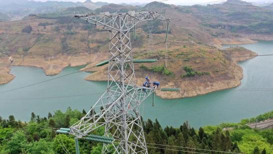 貴州興義供電局高空之上，用責(zé)任守護(hù)安全送去光明