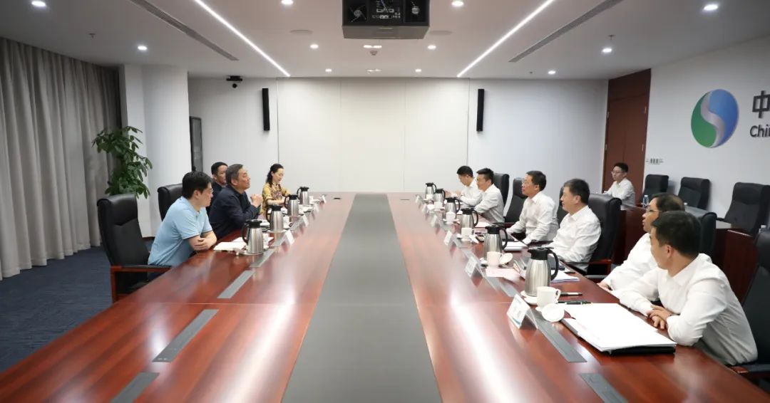 中國電氣裝備李洪鳳董事長、周群總經(jīng)理會(huì)見上海市經(jīng)信委副主任戎之勤