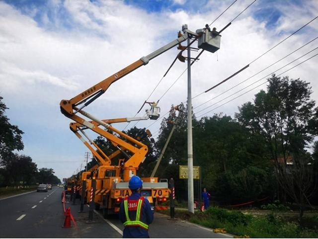 國網(wǎng)郫都供電公司“雙車”帶電緊急搶修，確保上萬群眾用電無憂