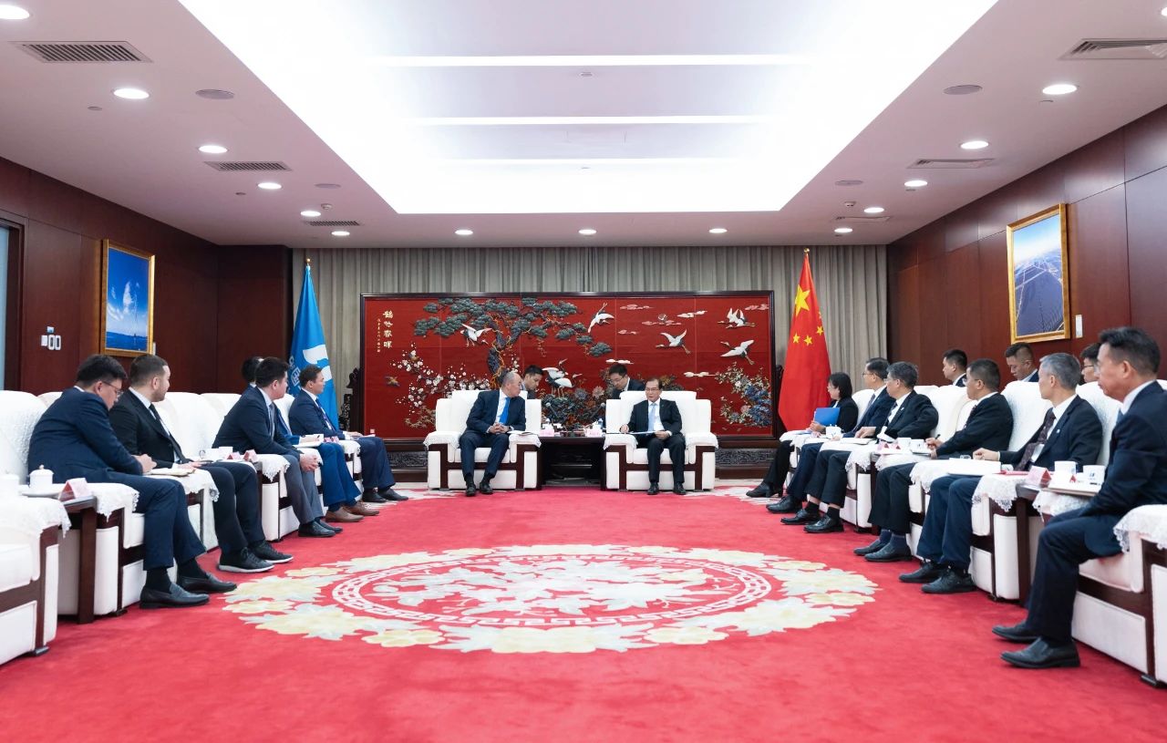 華電集團(tuán)董事長、黨組書記江毅與哈薩克斯坦工業(yè)和建設(shè)部部長哈納特·沙爾拉帕耶夫會(huì)談