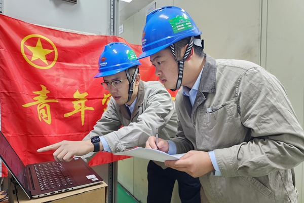 國能龍巖發(fā)電公司青年突擊隊檢修現場當先鋒