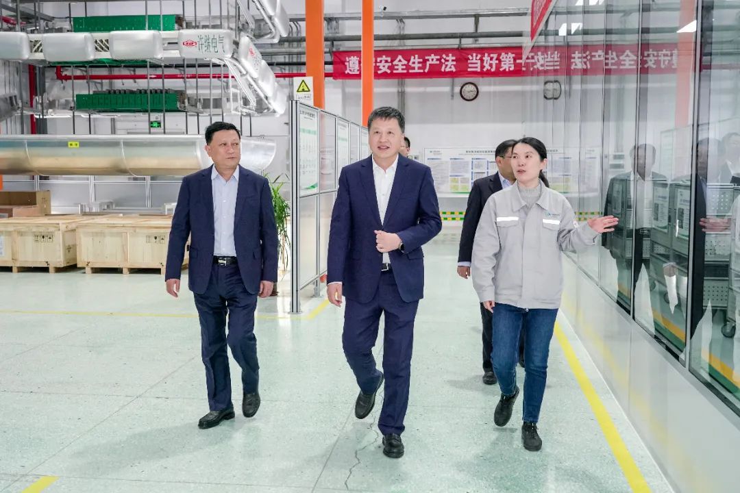 中國電氣裝備黨委副書記、總經(jīng)理周群到河南所屬企業(yè)調(diào)研