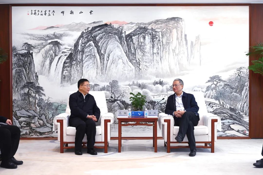 中國電建黨委副書記、總經(jīng)理王斌與內蒙古自治區(qū)黨委常委、呼和浩特市委書記包鋼會談