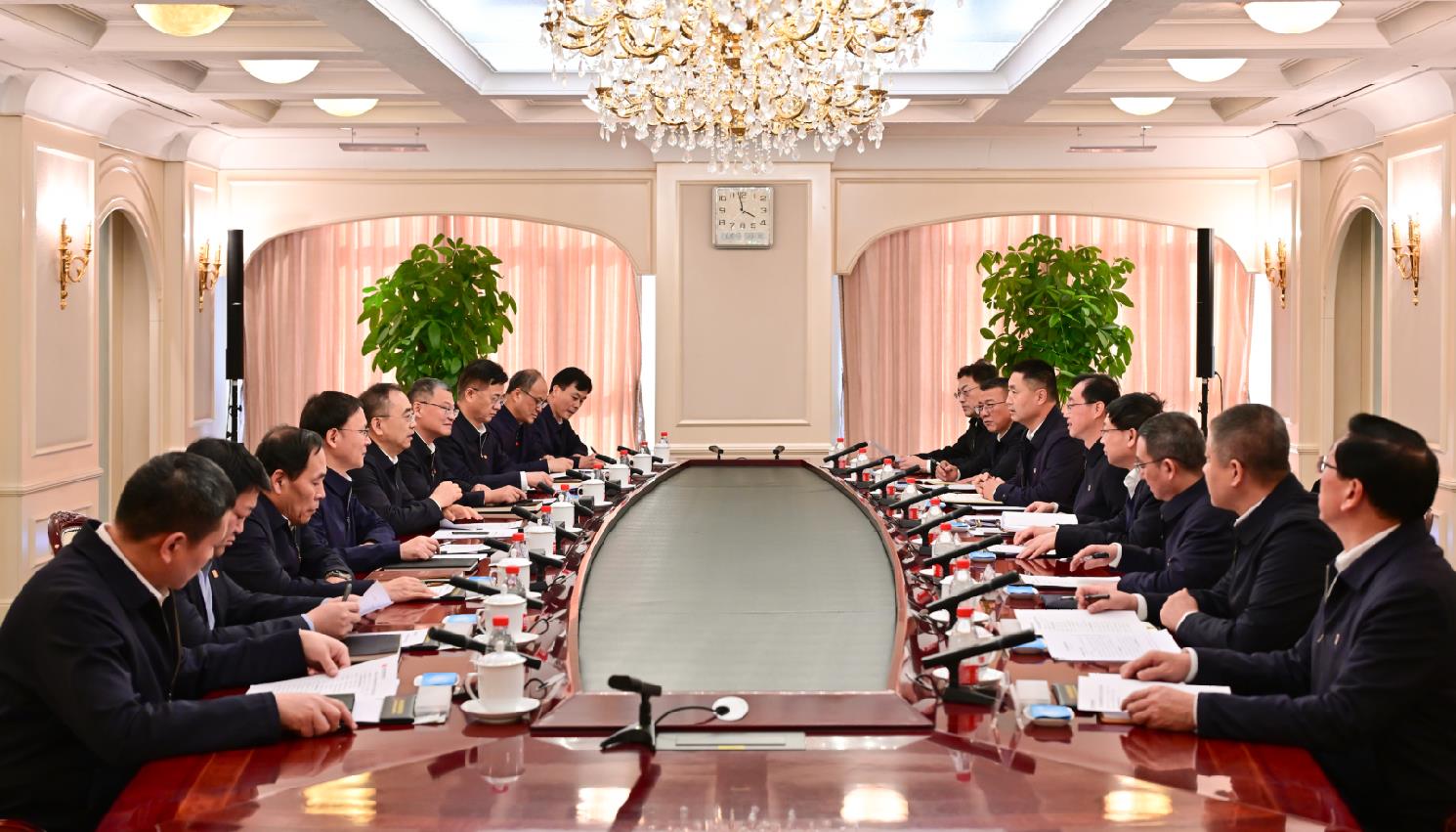 大唐集團董事長鄒磊、總經(jīng)理張傳江與中國安能董事長陳奕輝、總經(jīng)理周慶豐會談